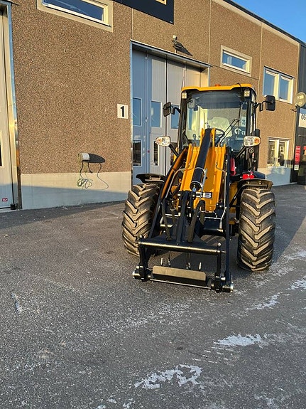 JCB 409 T5 Nordic Edition 3 of 5