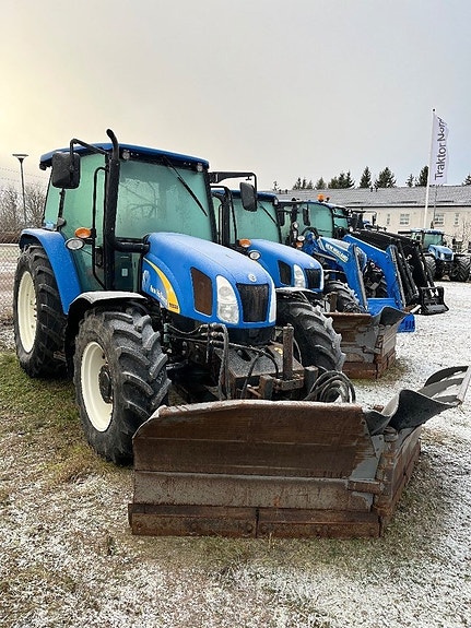 New Holland T5030 med vikplog
