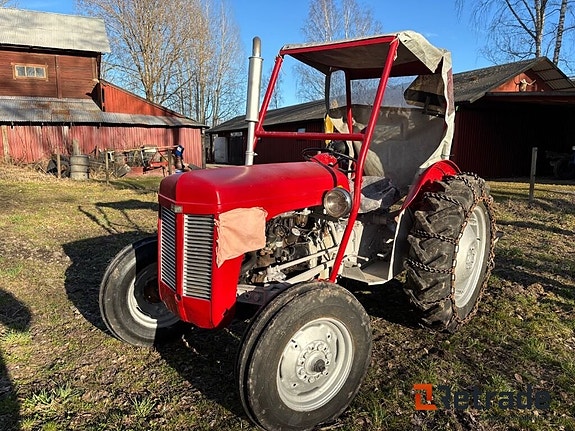 Traktor Ferguson Tea med kedjor och lastbrygga