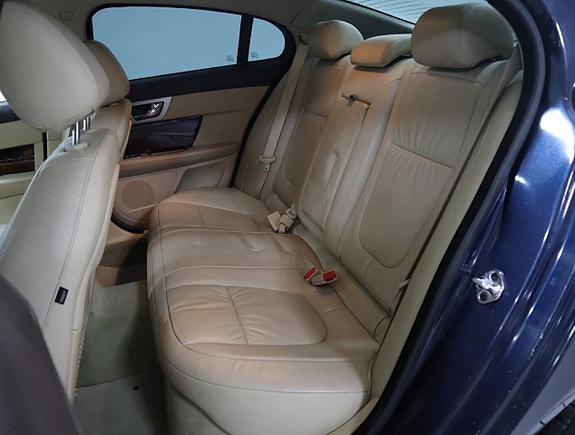 Jaguar XF 8 of 20