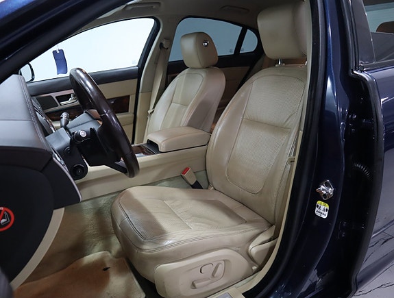 Jaguar XF 7 of 20