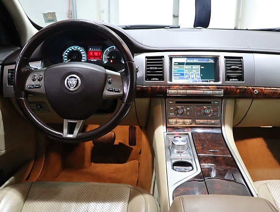 Jaguar XF 12 of 20