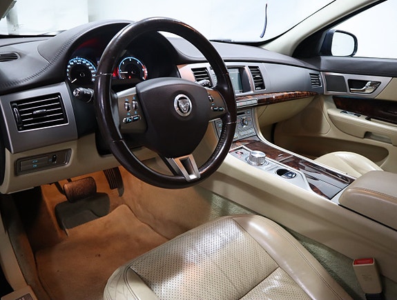 Jaguar XF 9 of 20