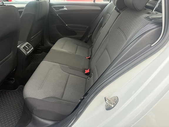 Volkswagen Golf VII 6 of 9