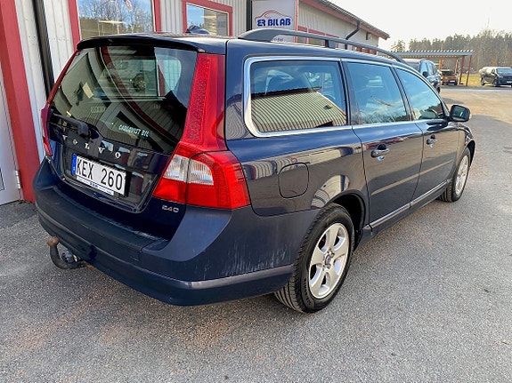 Volvo V70 2 of 5