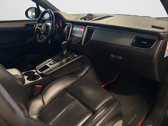 Porsche Macan Turbo 18 of 21