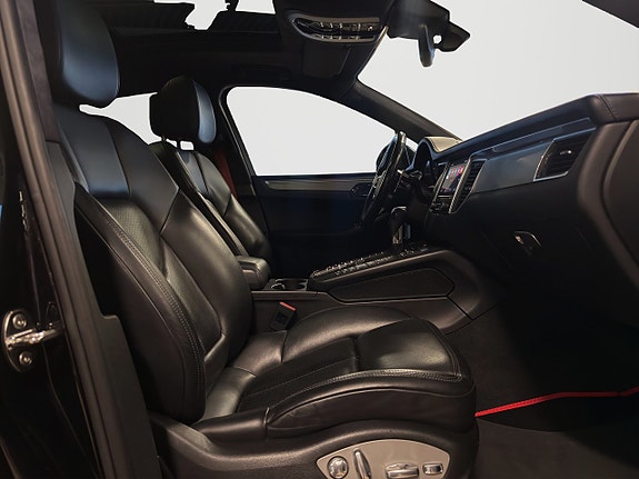 Porsche Macan Turbo 17 of 21