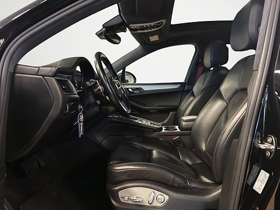 Porsche Macan Turbo 9 of 21