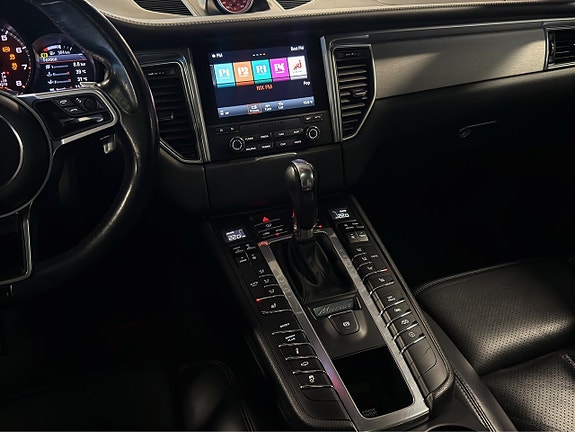 Porsche Macan Turbo 14 of 21