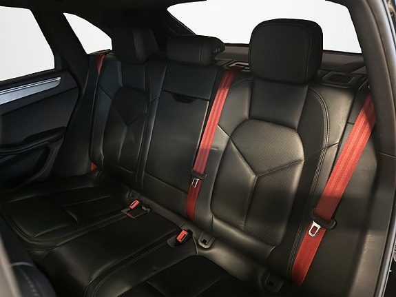 Porsche Macan Turbo 16 of 21