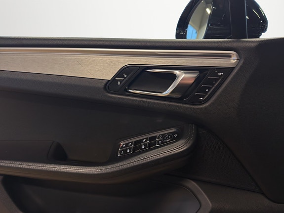 Porsche Macan Turbo 15 of 21