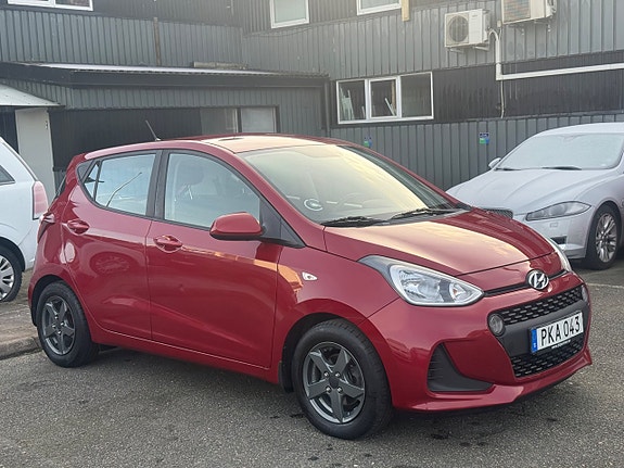 Hyundai i10 2 of 5