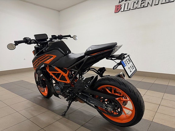 KTM DUKE 125  A1 / ABS / 1-Ägare / 1300Mil / Nyservad 3 of 6