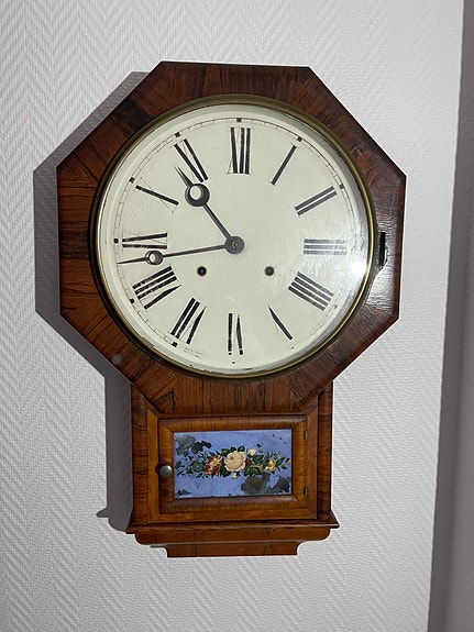 Amerikansk original  från Waterbury Clock Co. Väggklocka 8-dagars mekanisk trä