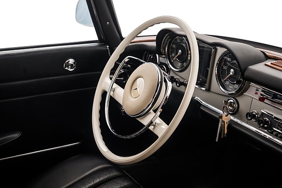 Mercedes-Benz 230 SL 25 of 27