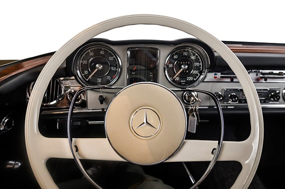 Mercedes-Benz 230 SL 16 of 27