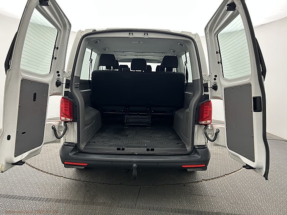 Volkswagen Caravelle 9 of 12