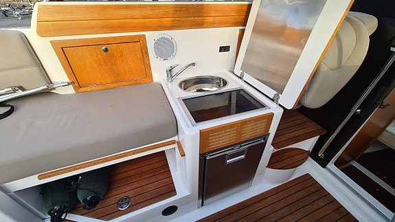 Aquador 24 DC Mercruiser 4.5L V6 DTS, Drev Bravo 3 2017 9 of 12