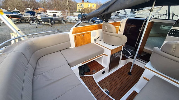 Aquador 24 DC Mercruiser 4.5L V6 DTS, Drev Bravo 3 2017 8 of 12