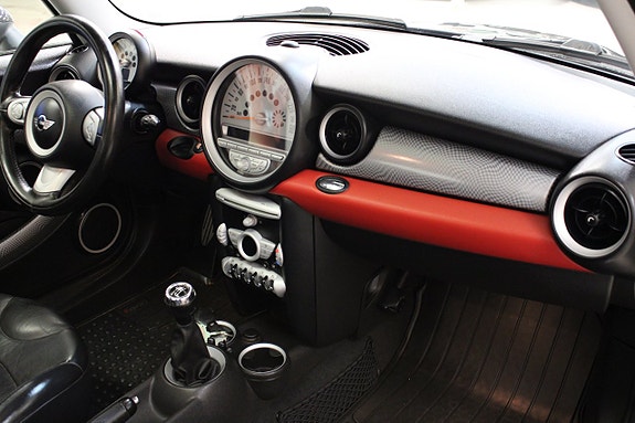 MINI Cooper S 8 of 16