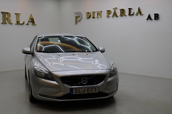 Volvo V40 2 of 5