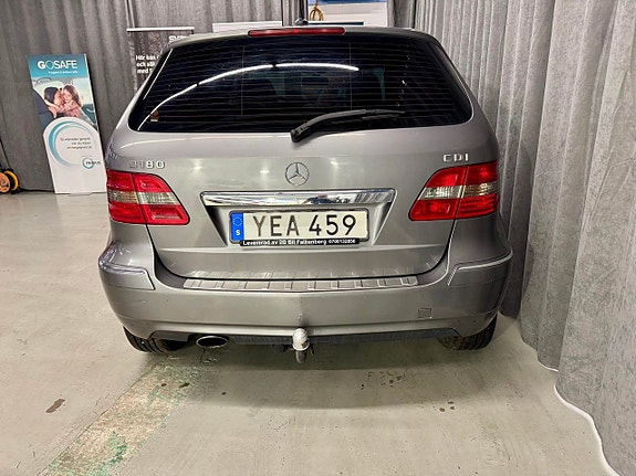 Mercedes-Benz B180 4 of 5
