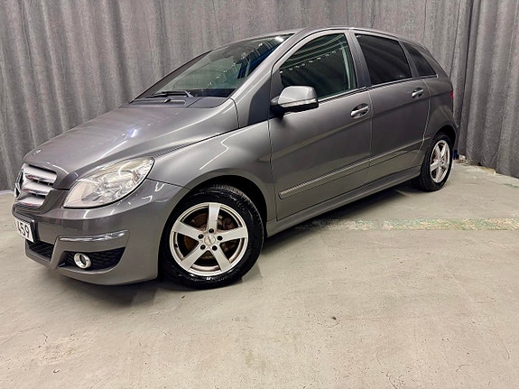 Mercedes-Benz B180 2 of 5