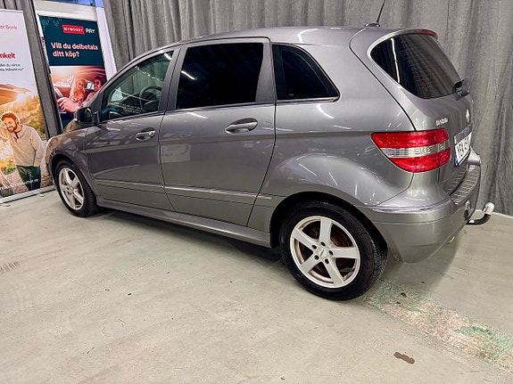 Mercedes-Benz B180 3 of 5