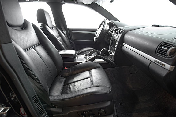 Porsche Cayenne Turbo 15 of 30