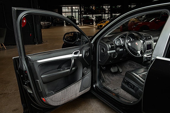 Porsche Cayenne Turbo 9 of 30