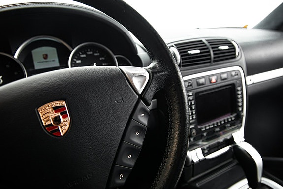 Porsche Cayenne Turbo 19 of 30