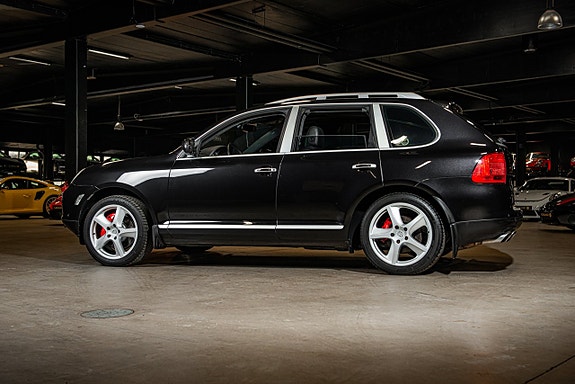 Porsche Cayenne Turbo 3 of 5
