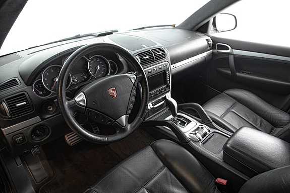 Porsche Cayenne Turbo 11 of 30