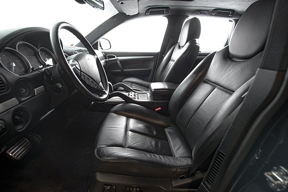 Porsche Cayenne Turbo 12 of 30