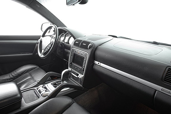 Porsche Cayenne Turbo 14 of 30