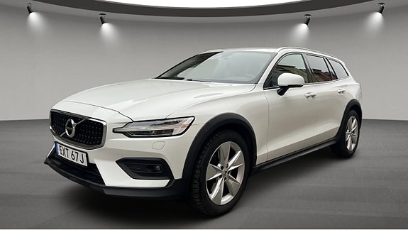 Volvo V60 Cross Country 2 of 8