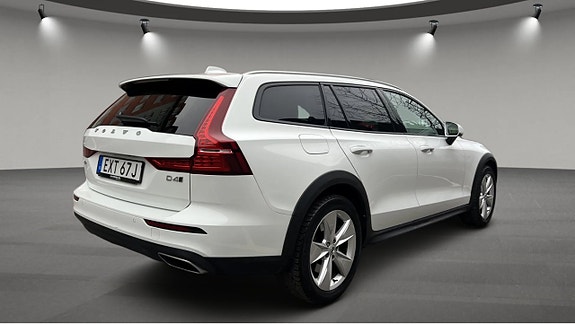 Volvo V60 Cross Country 3 of 8