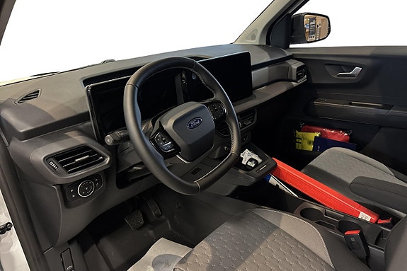 Ford E-Transit Courier 6 of 11