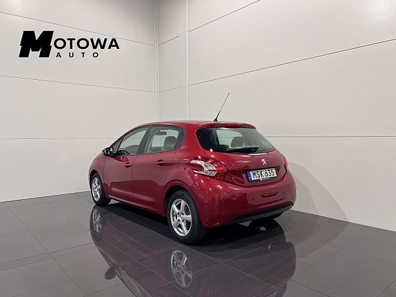 Peugeot 208 2 of 5