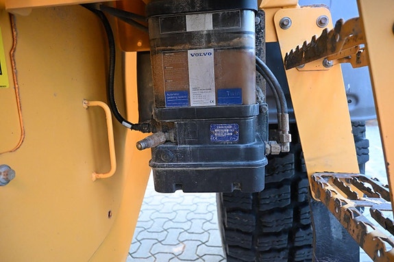 Volvo L90H 17 of 30