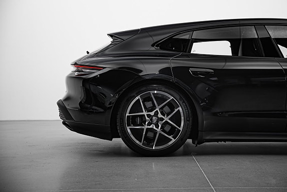 Porsche Taycan 18 of 20