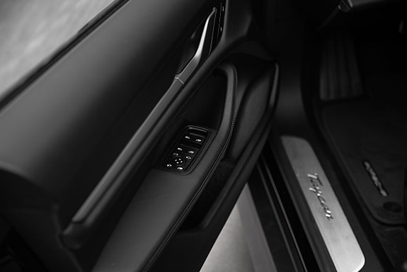 Porsche Taycan 20 of 20
