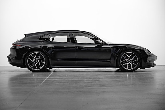 Porsche Taycan Sport Turismo 3 of 5