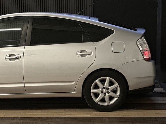 Toyota Prius 9 of 24