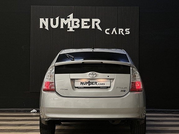 Toyota Prius 10 of 24