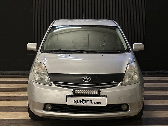 Toyota Prius 4 of 5