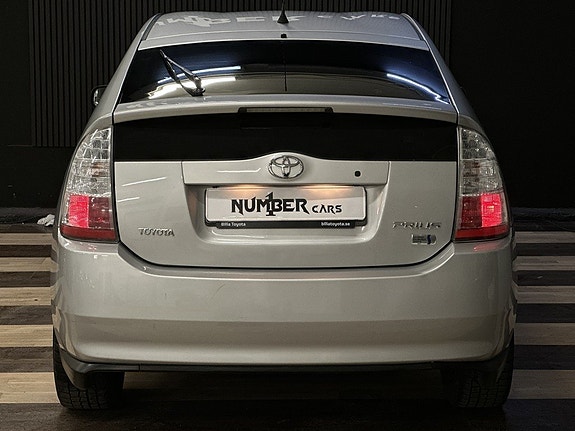 Toyota Prius 11 of 24