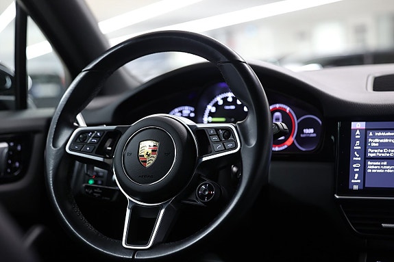 Porsche Cayenne 16 of 30