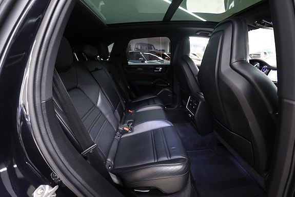 Porsche Cayenne 14 of 30