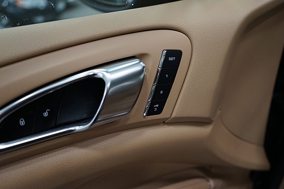 Porsche Cayenne 14 of 25
